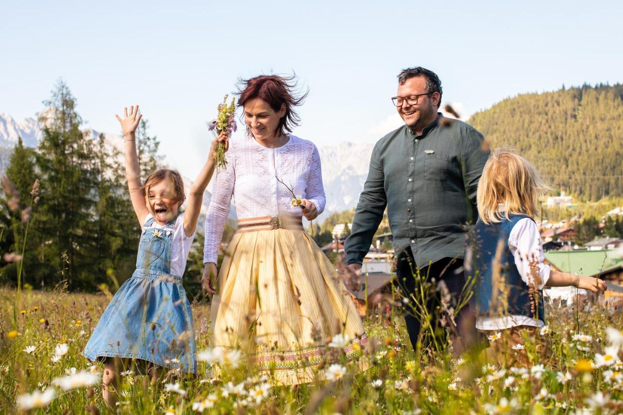 Апарт отель Tiroler Weinstube Зеефельд в Тироле Экстерьер фото